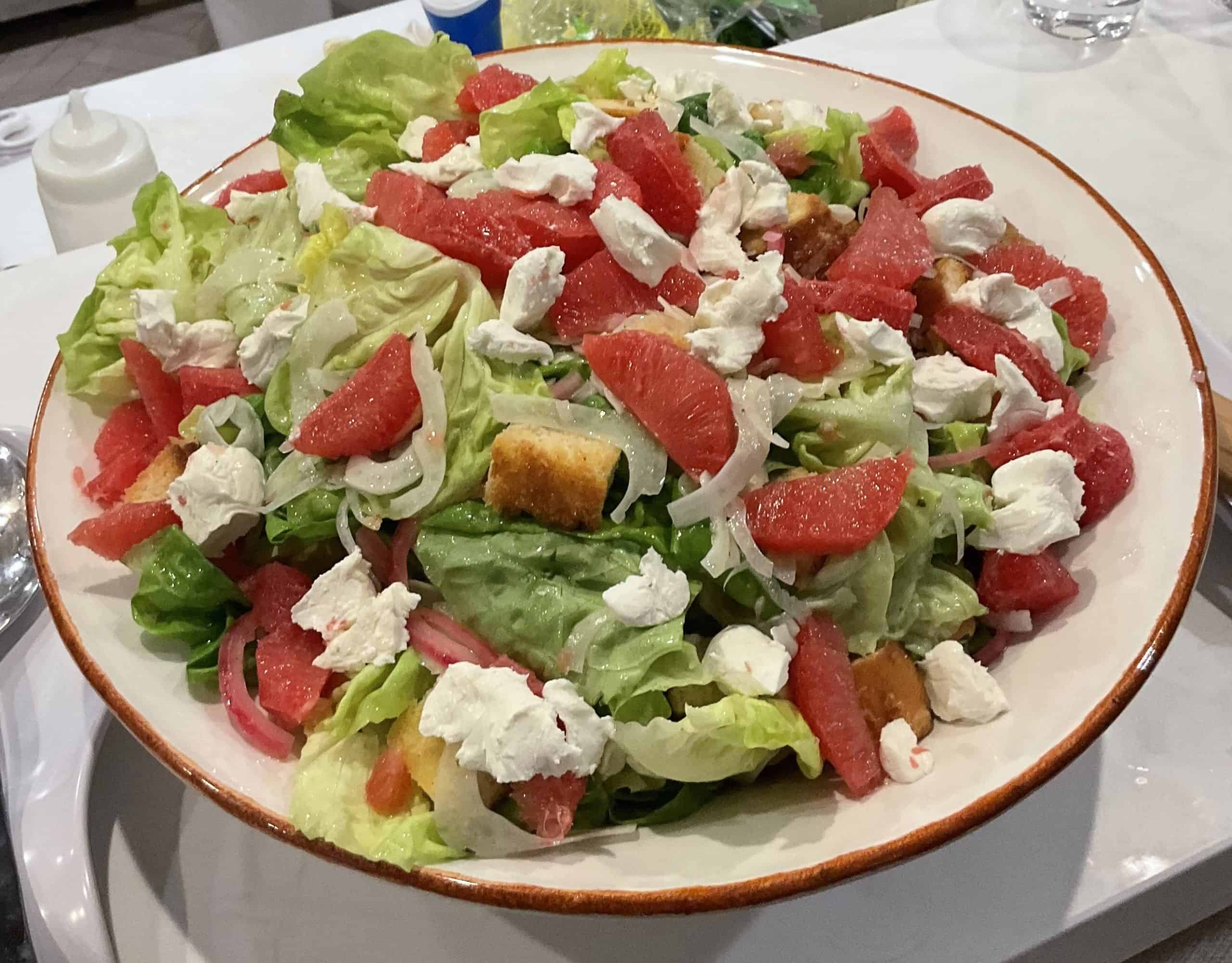 Salad with goat cheese and grapefruit